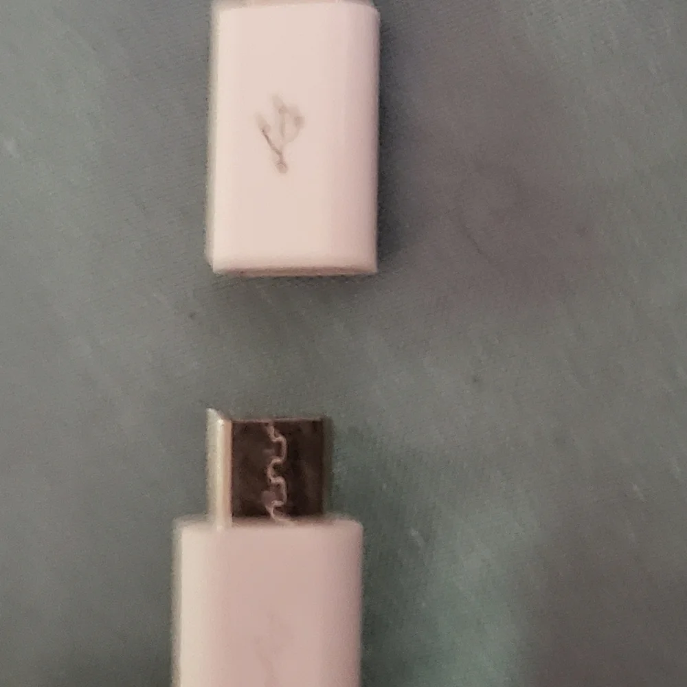 Liz Claiborne White Wristlet w/Built-In Charger NEW - Picture 8 of 10